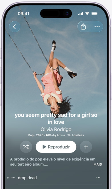 A capa do álbum "you seem pretty sad for a girl so in love" de Olivia Rodrigo mostra a cantora de cabeça para baixo em um balanço sob um céu nublado. A capa se repete em camadas que se sobrepõem umas às outras "you seem pretty sad for a girl so in love" de Olivia Rodrigo no Apple Music