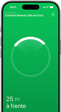 A tela do iPhone mostra o app Buscar com o texto 'Buscando controle remoto da sala', um círculo de localização com um arco brilhante aponta para a direção do controle remoto e o texto '24 metros à frente'