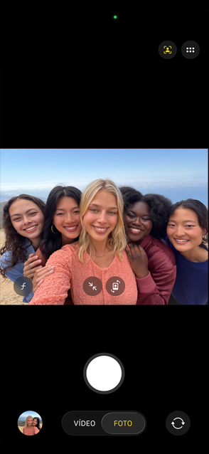 Tela do iPhone 17 Pro mostrando o recurso Center Stage para fotos e como tirar uma selfie em grupo, com os rostos destacados