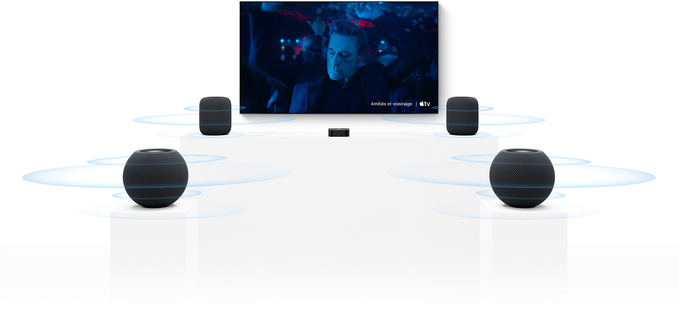 Apple TV 4K et HomePod : deux haut-parleurs HomePod, un de chaque côté d’un écran de télévision, deux HomePod mini à l’avant, ondes sonores autour de chacun d’eux