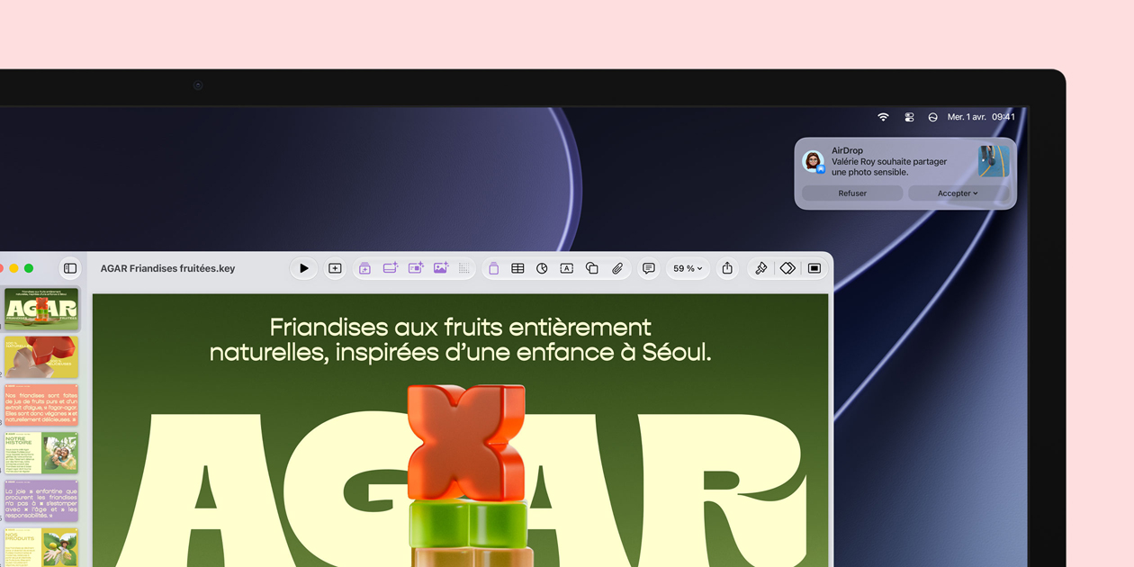 L’écran d’un Studio Display affiche une présentation Keynote sur des jujubes, une notification dans le coin supérieur droit de l’écran affiche la demande d’une autre personne souhaitant partager une photo