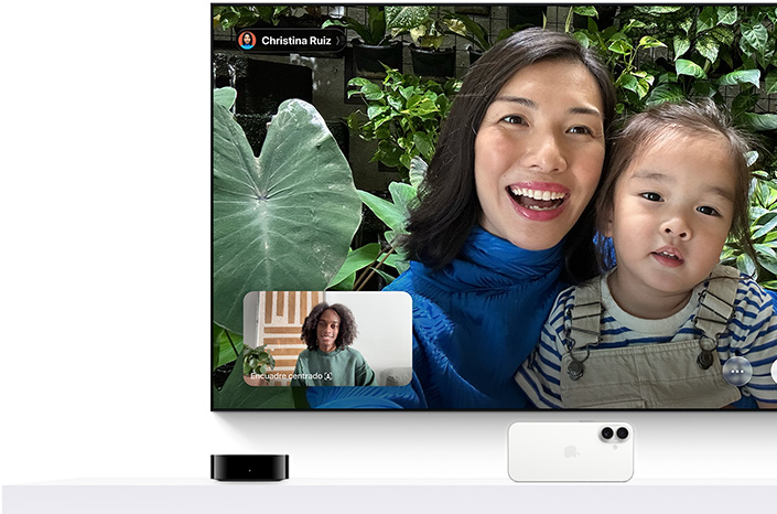Apple TV 4K y iPhone: la pantalla de un televisor muestra una llamada de FaceTime, una persona sostiene a un bebé, aparece un segundo interlocutor en una ventana dentro de la pantalla