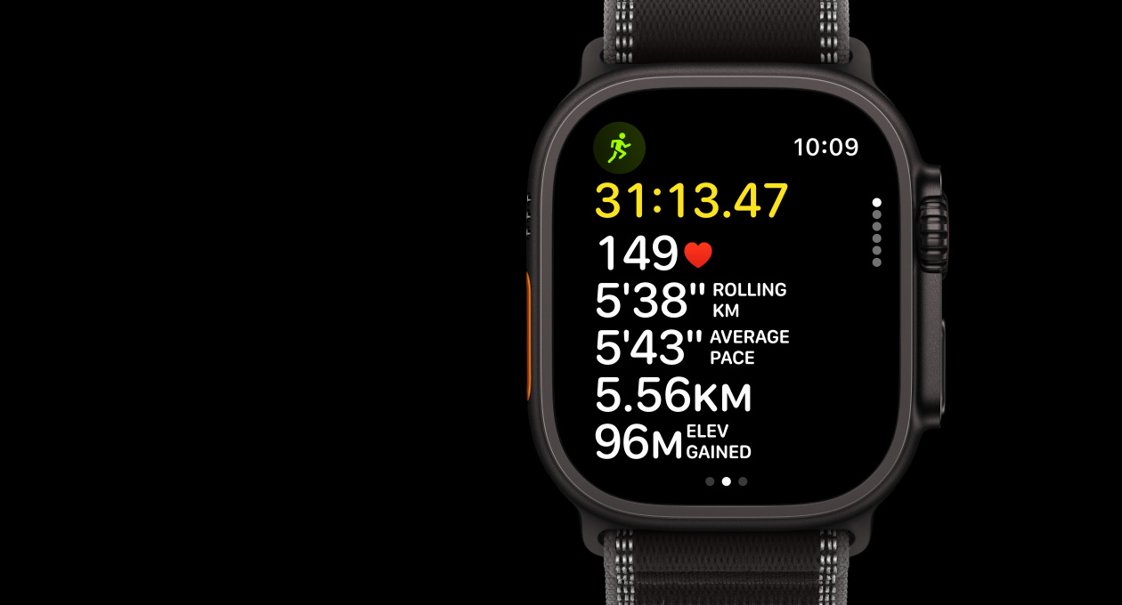 Apple Watch Ultra 3, černá barva, titanové pouzdro, aplikace Cvičení, cvičení Běh venku, na levém boku akční tlačítko, na pravém boku korunka Digital Crown, boční tlačítko, řemínek, Trailový tah, černá/uhlová barva