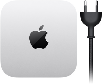 Mac mini, pohled shora, stříbrný hliník, čtvercový, zaoblené rohy, uprostřed lesklé černé logo Apple, černý napájecí kabel s dvoukolíkovou zástrčkou