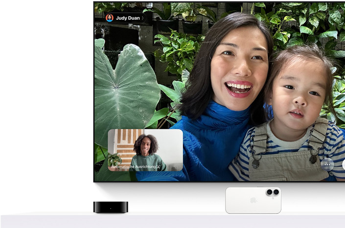 Apple TV 4K und iPhone: Ein FaceTime Anruf auf dem Fernseher, eine Person hält ein kleines Kind, eine zweite anrufende Person im eingeblendeten Fenster