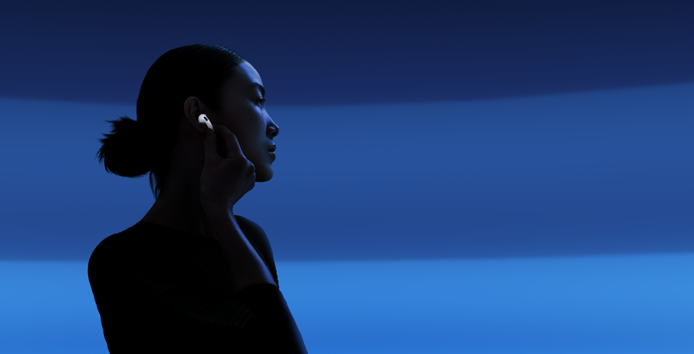 Inimene, kelle pöial ja nimetissõrm hoiavad AirPods 5 vart kuulamisrežiimide muutmiseks