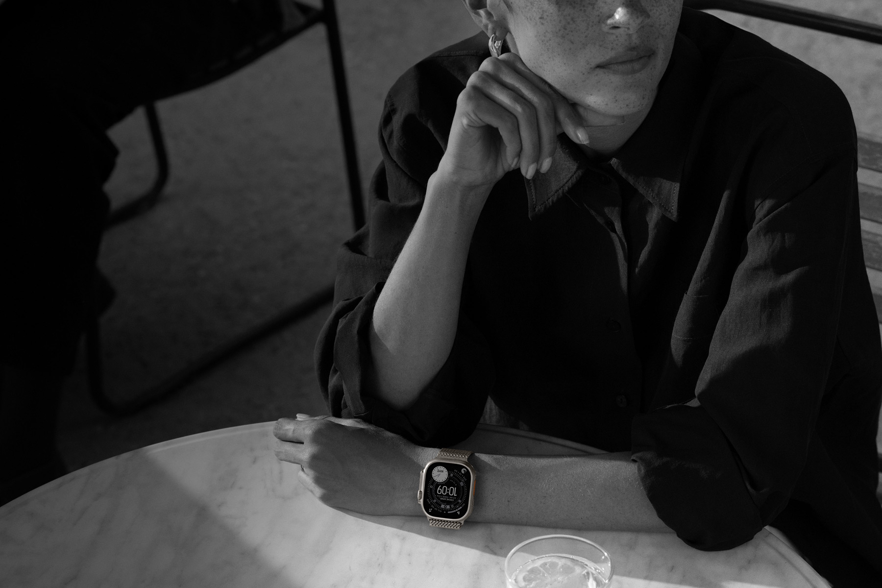 Una persona lleva puesto un Apple Watch Ultra 3 en un restaurante