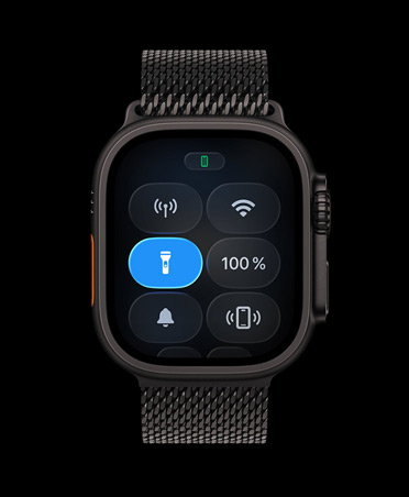 Apple Watch Ultra 3, finition naturelle, boîtier en titane, Centre de contrôle, bouton Lampe torche, Bracelet Milanais en titane, coloris noir