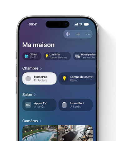 Un écran d’iPhone affiche l’app Maison, la vue Mon domicile, des vignettes d’accessoires pour la chambre et le salon, dont des lumières et des enceintes HomePod