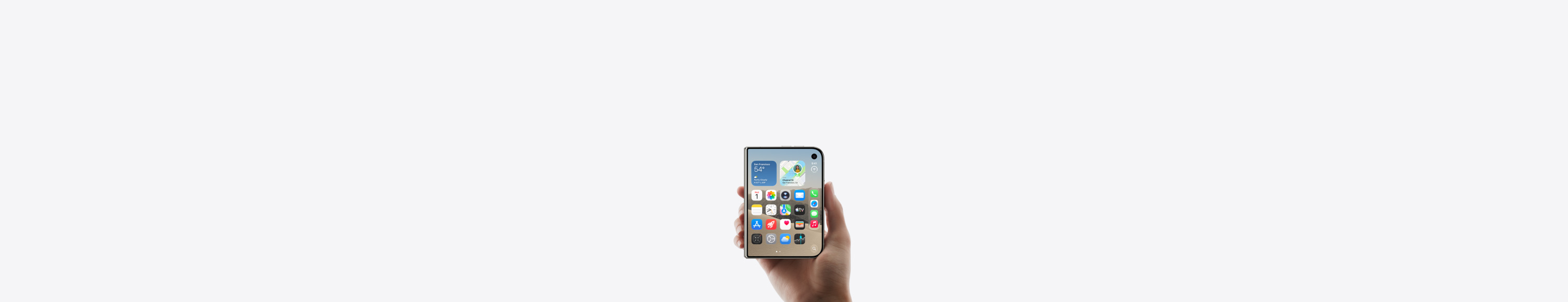 一隻手握著合上的星光白色 iPhone Duo，展示外螢幕顯示 iOS 主畫面及多個app 和小工具。
