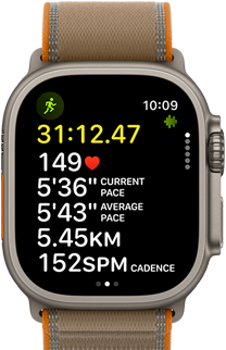 Apple Watch Ultra 4, kućište od titanija, prirodna boja, napredna mjerenja treninga Trčanje na otvorenom, desna bočna strana, Digital Crown, izdignuta bočna tipka, narukvica Trail, boja pijeska