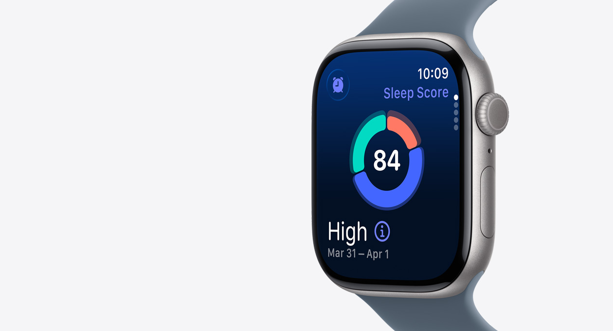 Apple Watch Series 11, warna cokelat batu, casing titanium, layar menampilkan diagram lingkaran skor tidur, eksterior sisi kanan, Digital Crown, tali jam, Tali Magnetis biru laut