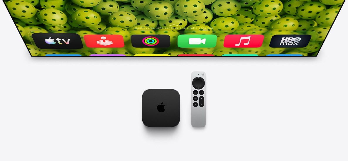 Apple TV 4K e Siri Remote sotto lo schermo di un televisore; lo schermo mostra la Home con le icone delle app nella riga superiore su uno sfondo di palline verdi da pickleball