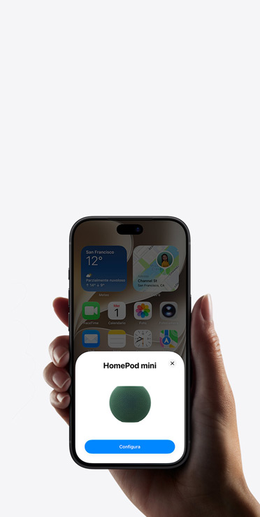 Una mano che tiene un iPhone con l’app Casa che mostra la schermata per configurare un accessorio smart