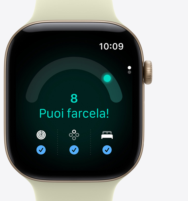 Apple Watch Series 12, cassa in alluminio color oro chiaro, app Preparazione, punteggio di Preparazione pari a 8, scritta “Puoi farcela”, anelli Attività, Parametri Vitali e punteggio di Qualità del sonno con segni di spunta blu nella parte inferiore dello schermo
