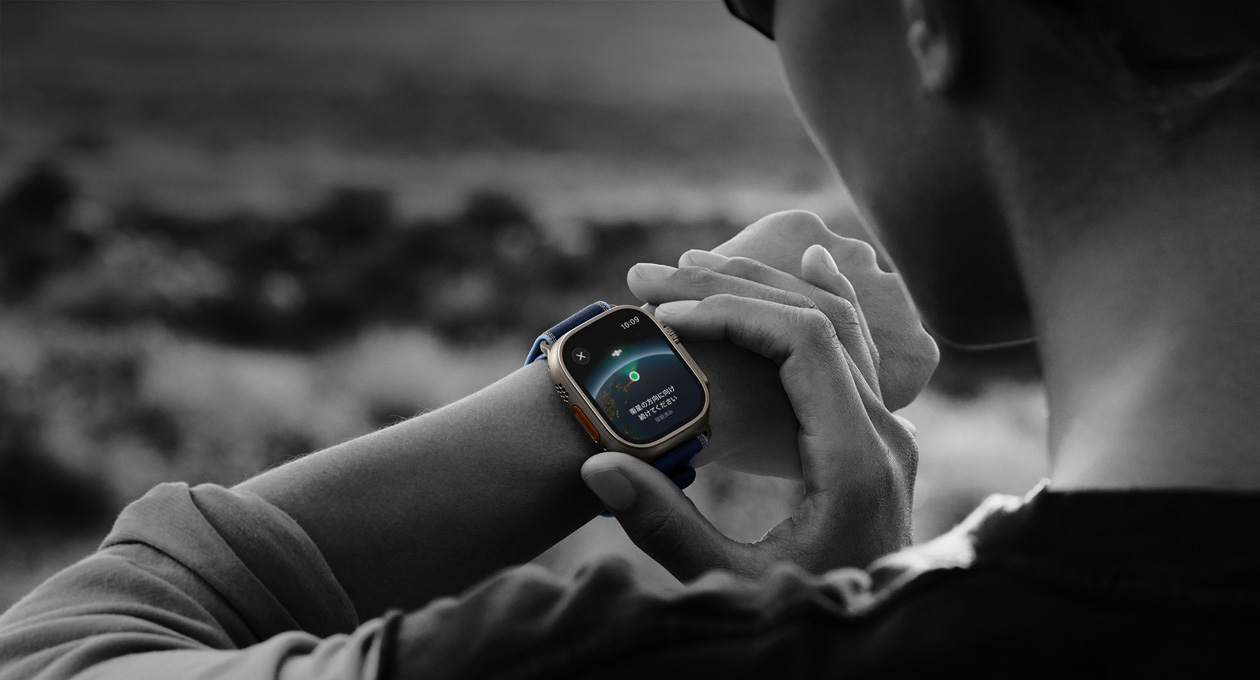 ハイキング中にApple Watch Ultra 3で双方向衛星通信機能を使っている人物