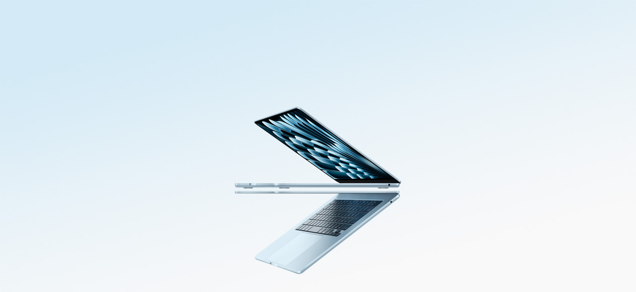2台のスカイブルーのMacBook Air。ノートブックが開いて矢印のような形状になっており、薄い側面が強調されている