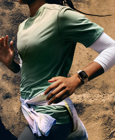 Workout Buddy가 Apple Watch SE 3에서 운동을 기록 중인 러너에게 메시지를 전하는 모습