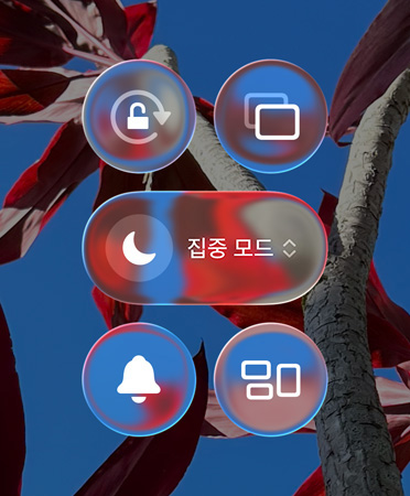 투명한 Liquid Glass 앱 및 위젯이 표시되어 있는 컬러풀한 iPhone 홈 화면