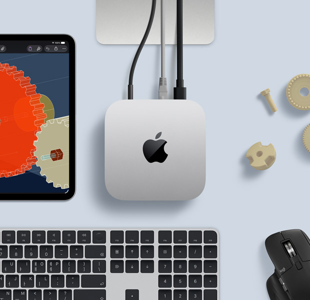 세밀한 STEM 대상체를 보여주는 iPad와 전원에 연결된 Mac mini가 가운데 있고, USB-C로 연결된 Studio Display 스탠드의 일부와 Touch ID 탑재형 Magic Keyboard 및 Logitech 마우스가 보입니다.