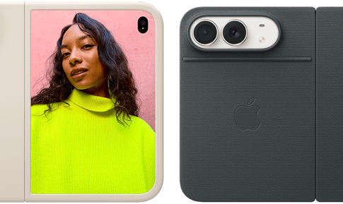 „iPhone Duo“, žvaigždžių baltos spalvos modelis smėlio spalvos silikoniniame dėkle, horizontalioje padėtyje, visiškai atvertas horizontaliai, „Dual Fusion“ kameros viršutiniame kairiajame kampe, dėklas gaubia galinę išorinę pusę ir priekinio ekrano išorinį kraštą, dešinėje pusėje išoriniame ekrane matomas žmogaus portretas. „iPhone Duo“, žvaigždžių baltos spalvos, visiškai atidarytas horizontaliai, tamsiai mėlynas „Folio“ dėklas su atraminiu stovu, visiškai atidarytas horizontaliai, galinė pusė su 48 MP „Dual Fusion“ galinėmis kameromis, du objektyvai