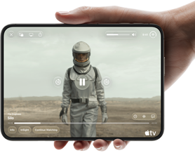 „iPhone Duo“, laikomas viena ranka, atidarytas horizontalia padėtimi, visiškai atlenktas, vidinis ekranas rodo „Apple TV“ serialą „Silo“