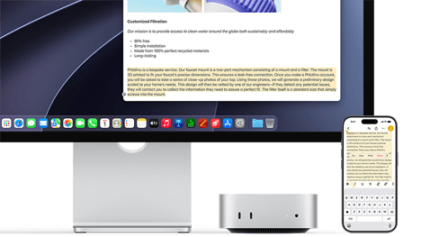 Iš priekio matomas „Mac mini“ pastatytas po „Studio Display“, o jų dešinėje padėtas „iPhone“. „iPhone“ ekrane pažymėtas tekstas, o virš jo rodomos komandos „Iškirpti“, „Kopijuoti“, „Įklijuoti“ ir „Automatinis pildymas“. Tas pats tekstas paryškintas ir „Studio Display“ ekrane – taip parodoma, kaip veikia universali iškarpinė.