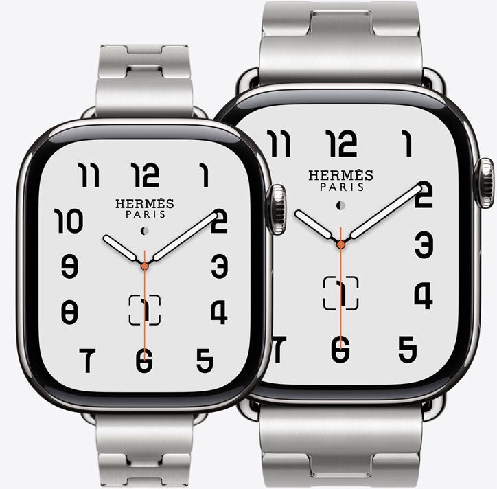 اثنتان من ساعات Apple Watch Hermès Series 11 بإطار من التيتانيوم الفضي، وحزام Grand H Fin وحزام Grand H بلون ساتان