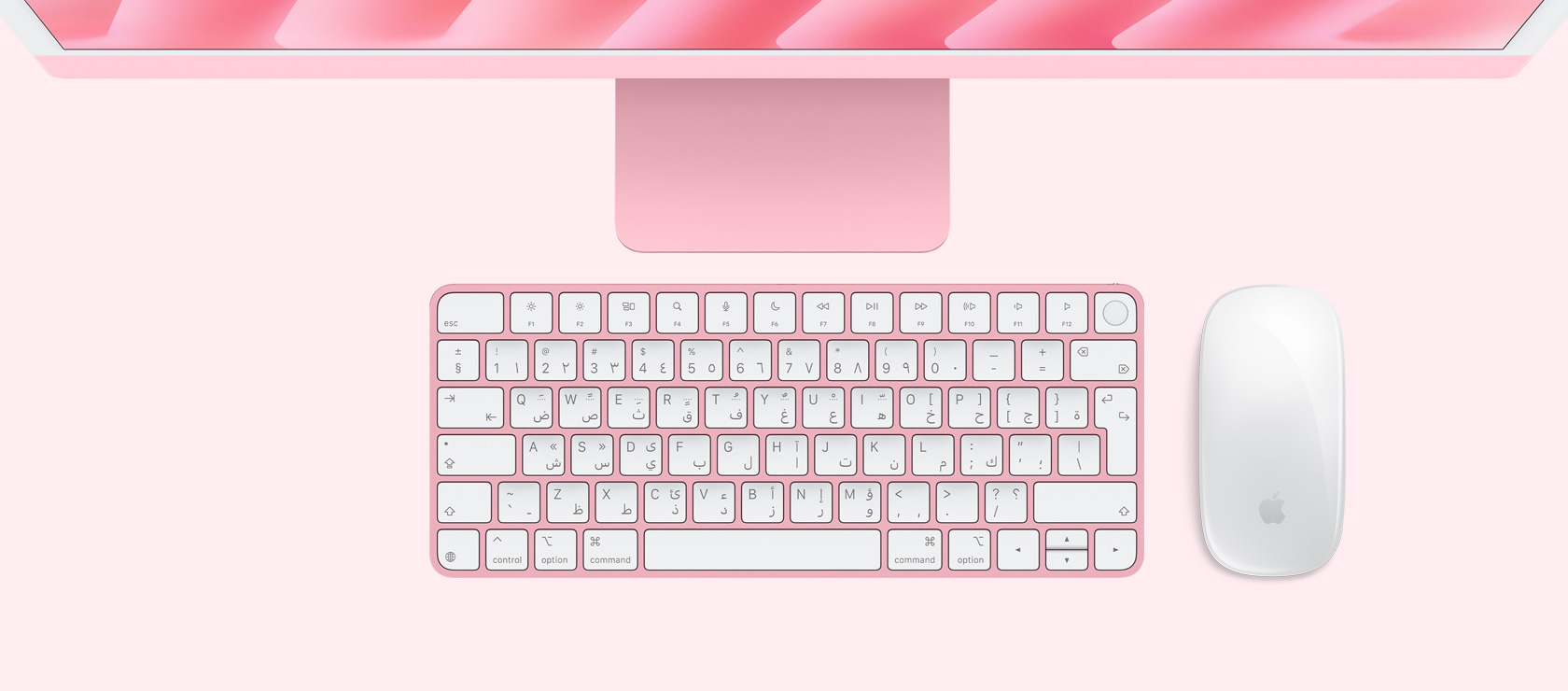لقطة علوية لجهاز iMac باللون الوردي مع ماوس ولوحة مفاتيح بلون يطابق لون الجهاز