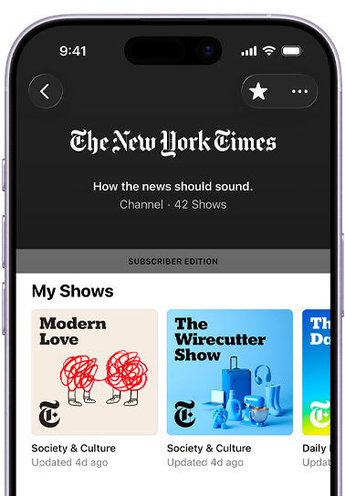 iPhone，正面外觀，螢幕顯示 Apple Podcast 中的《The New York Times》頻道，下方文字為：「How the news should sound」，共有 42 個節目，訂户版本橫幅位於「我的節目」部分之上，展示《Modern Love》、《The Wirecutter Show》和一個部分可見的第三個節目，以上節目均歸類於「社會與文化」之下