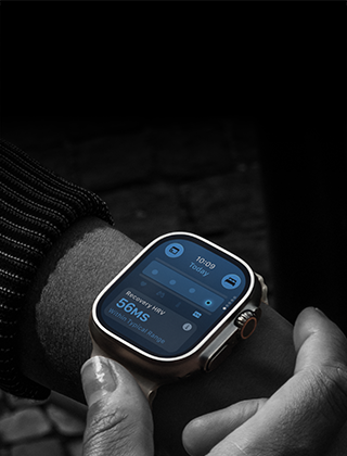 Persoană care poartă Apple Watch Ultra 4 la încheietură, semne vitale din timpul zilei, ușor în afara limitelor normale