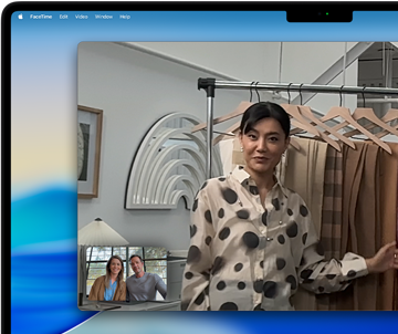 Un apel video pe un MacBook Pro, unde o femeie arată materiale textile către două persoane aflate în apel, cu Scena centrală care o menține centrată în cadru în timp ce ea se mișcă