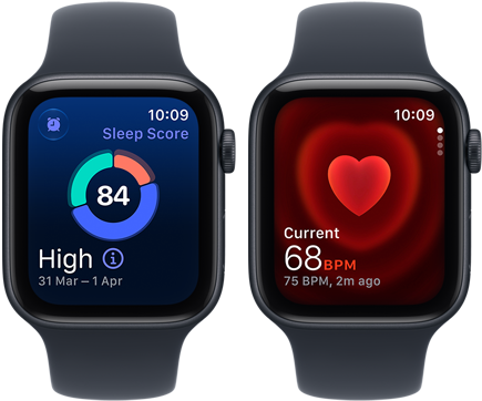 Dve zariadenia Apple Watch Se 3, obe s hliníkovým krytom v polnočnej farbe s námornícky modrým športovým remienkom, na jedných hodinkách sa zobrazuje spánkové skóre, na druhých apka Srdcová frekvencia, pohľad zvonku na pravú stranu, korunka Digital Crown