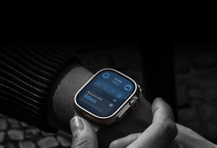 Osoba s hodinkami Apple Watch Ultra 4 na zápästí, hodnoty denných vitálnych funkcií vykazujú miernu odchýlku