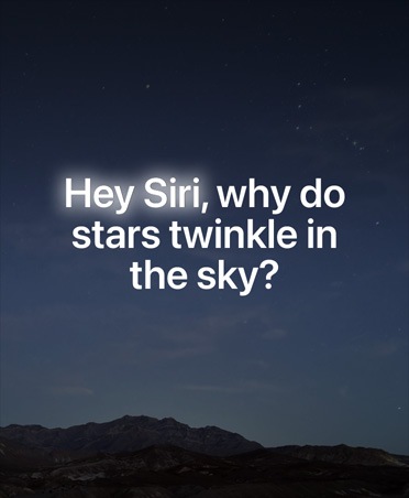 หน้าจอแสดงหมู่ดาวในท้องฟ้ายามค่ำคืนและข้อความวางซ้อนที่ถาม Siri AI ว่า Siri ทำไมดวงดาวจึงส่องแสงระยิบระยับอยู่บนท้องฟ้า