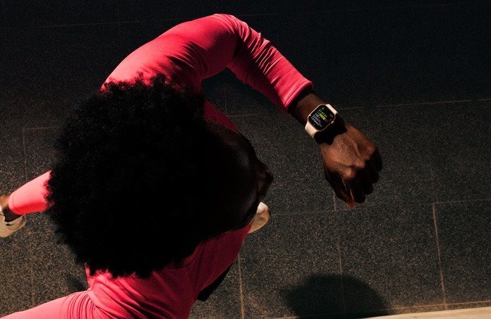รูปภาพผู้ชายคนหนึ่งที่ใช้ Apple Watch เพื่อติดตามการวิ่ง