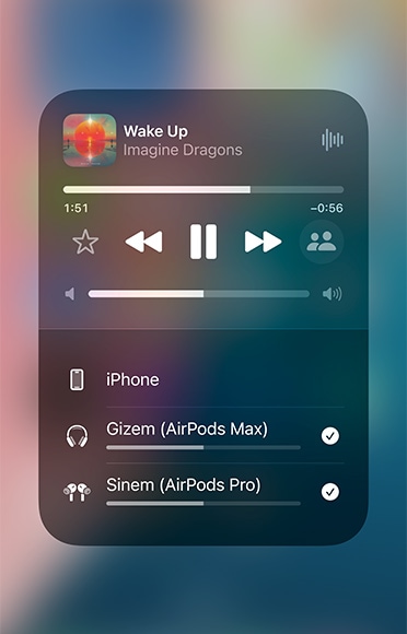 Apple Music üzerinden iki farklı çift AirPods’da çalınan bir şarkının ekran görüntüsü.