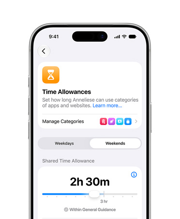 iPhone 17 Pro, Gümüş rengi, ekranında Ayarlar’daki Time Allowance ve Screen Time Schedule seçenekleri ile çocuğu için zaman ve medya kategorileri izinleri ayarlanıyor