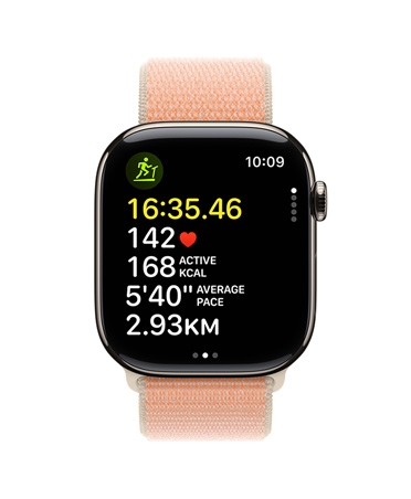 Ekranında süre, kalp atış hızı, aktif kalori, ortalama tempo ve mesafe gibi koşu ölçümlerinin yer aldığı Antrenman uygulaması bulunan Altın Rengi Apple Watch Series 11