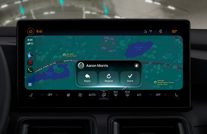 CarPlay 螢幕顯示一則訊息 app 通知，背景可見地圖 app