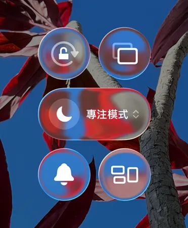 色彩繽紛的 iPhone 主畫面，展示各種透明的 Liquid&nbsp;Glass、app 與小工具