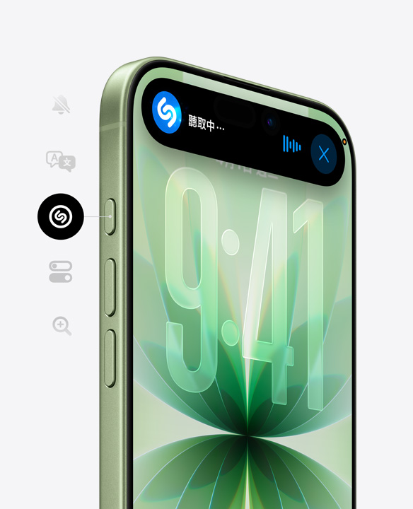 鼠尾草綠色 iPhone 17 機身正面配備超瓷晶盾、動態島顯示正在使用 Shazam，斜側面則展示動作與音量按鈕