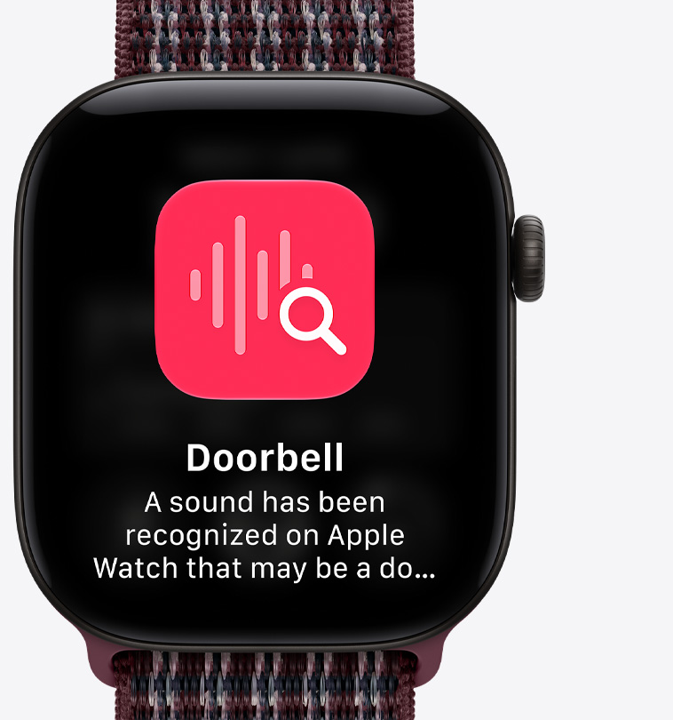 Apple Watch Series 12，展示黑色鋁金屬錶殼，搭配勃根地紅色格紋運動型錶環，螢幕顯示聲音辨識功能