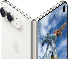 iPhone Duo, частково розкладений, як книга, з шарнірним механізмом посередині, на зовнішній задній панелі зліва розміщено логотип Apple та подвійну камеру, а на зовнішньому дисплеї праворуч — портретну фотографію людини зі світлим волоссям