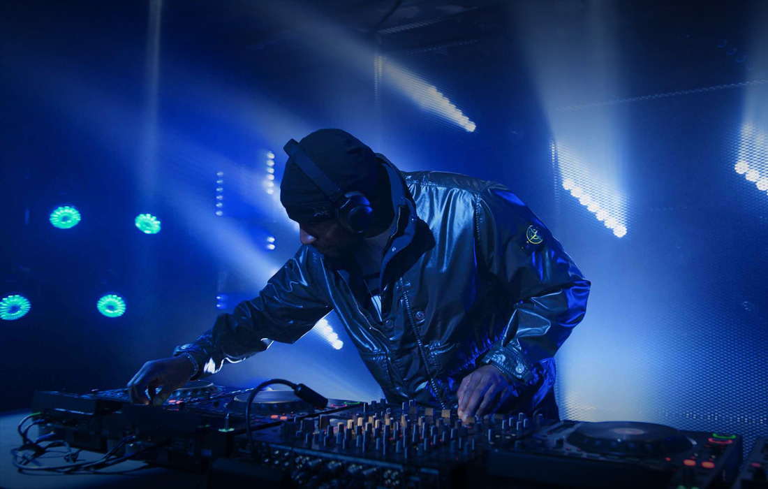 En DJ spiller til en livekoncert.