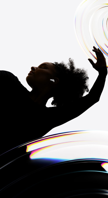 Un auricolare AirPods Pro 3 nell’orecchio di una persona che balla godendosi un’esperienza di ascolto a mani libere