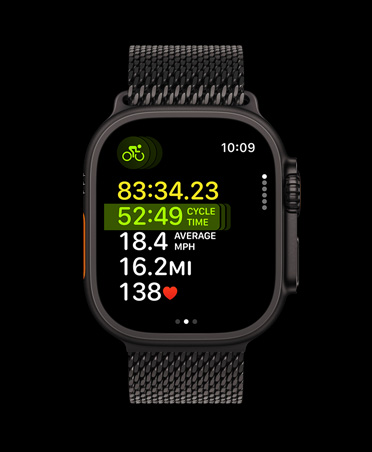 Apple Watch Ultra 3 med urkasse av svart titan og Milanese Loop i svart viser en multisportøkt på skjermen.