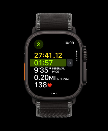 Apple Watch Ultra 3 med urkasse av svart titan viser neste intervall under en aktiv treningsøkt.