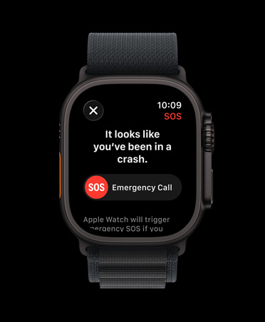 Apple Watch Ultra 3 med urkasse av svart titan og Alpine Loop i svart viser en varsling fra Kollisjonsregistrering-funksjonen med et spørsmål om nødetatene skal kontaktes.