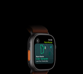 Apple Watch Ultra 4, kast van titanium, kleur zwart, feature Route met een kaart van een hardlooproute, linkerkant, Actieknop, Alpine-bandje, kleur bordeauxrood